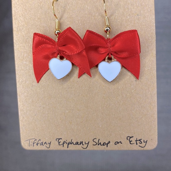 White Hearts with Red Bow Dangly Earrings NWT - Picture 5 of 5